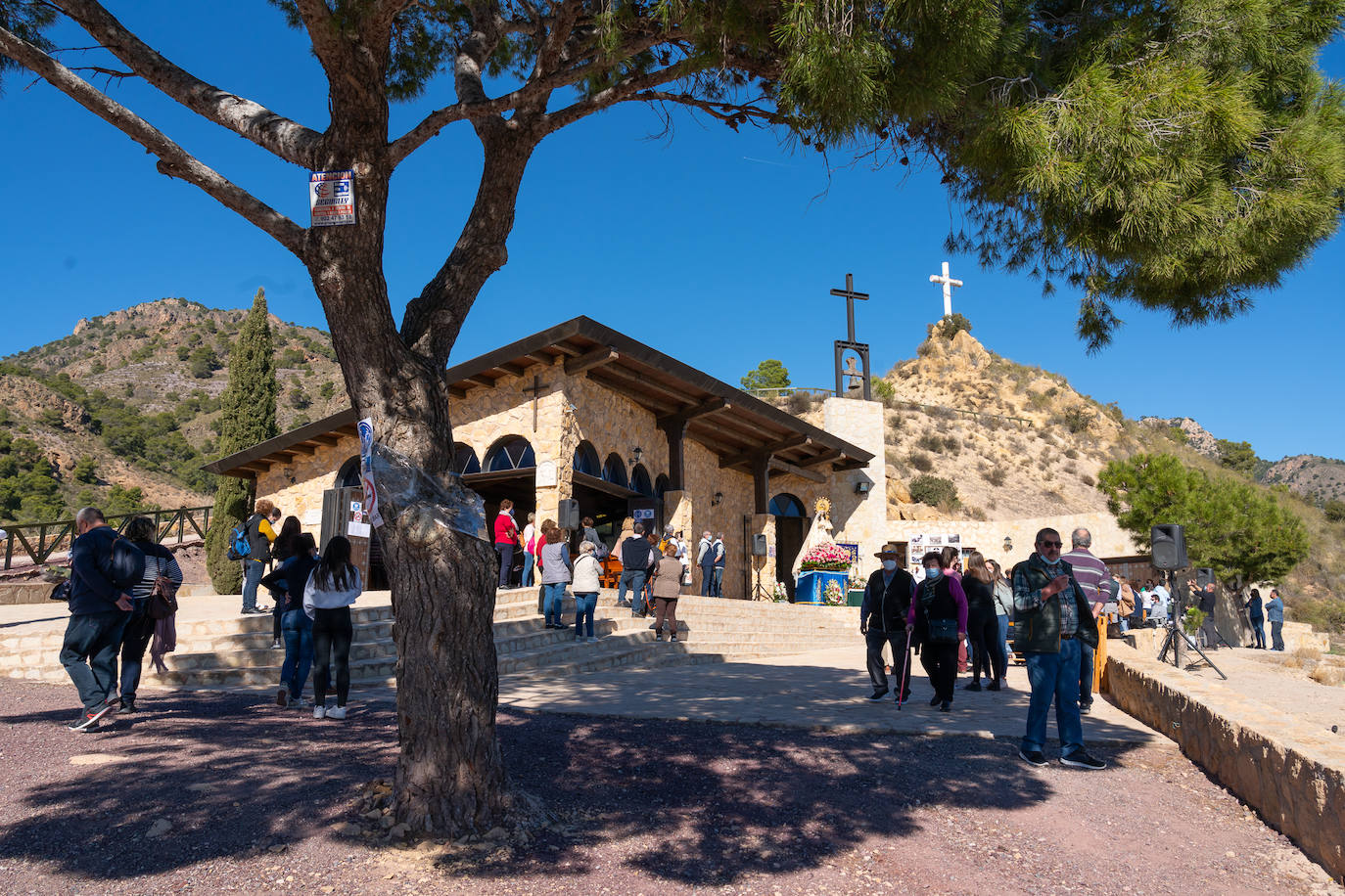 Fotos: La Virgen de la Salud de La Hoya, en el monte con su cuadrilla