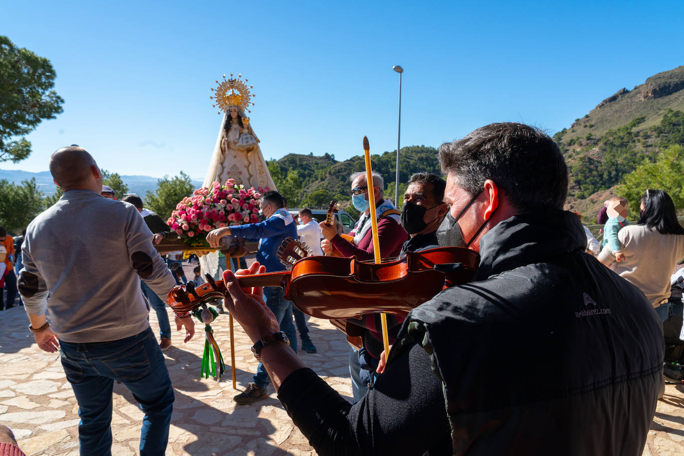 Fotos: La Virgen de la Salud de La Hoya, en el monte con su cuadrilla