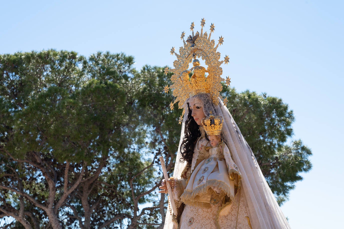 Fotos: La Virgen de la Salud de La Hoya, en el monte con su cuadrilla