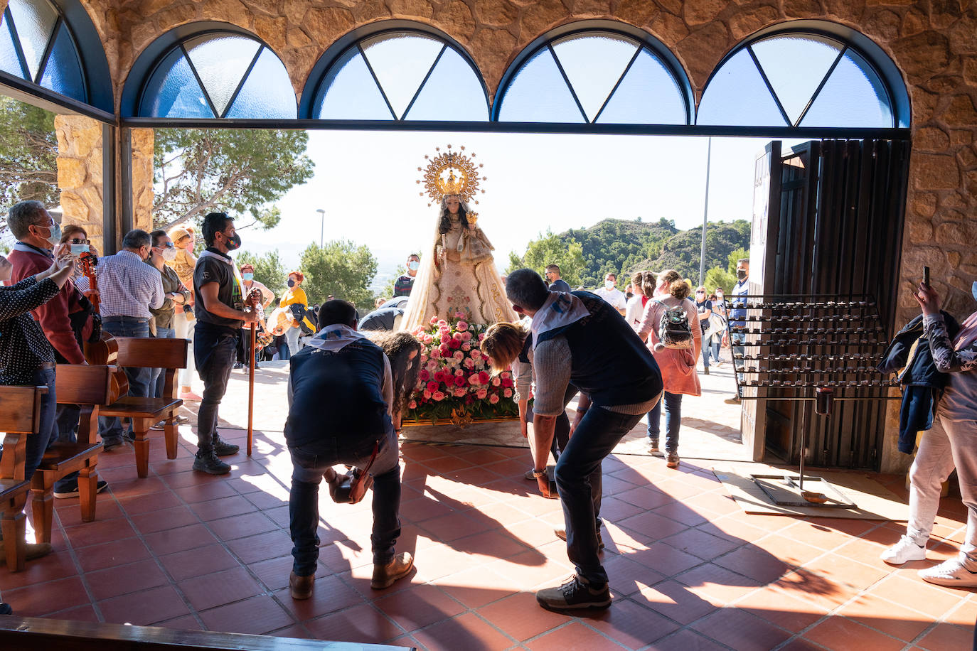 Fotos: La Virgen de la Salud de La Hoya, en el monte con su cuadrilla