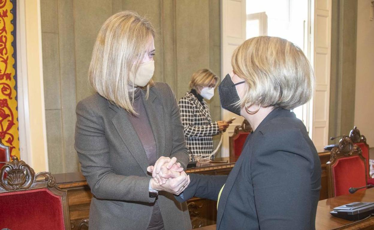 María Casajús, nueva directora general de Carreteras, se despide de la alcaldesa de Cartagena, Noelia Arroyo, en el Pleno de este jueves.