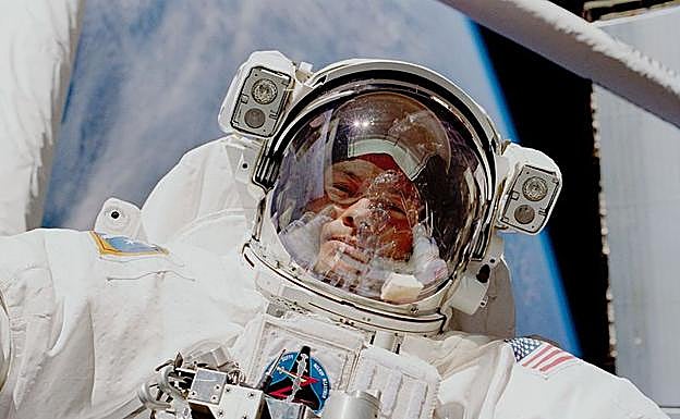 Michael López-Alegría, durante un paseo espacial en octubre de 2000.