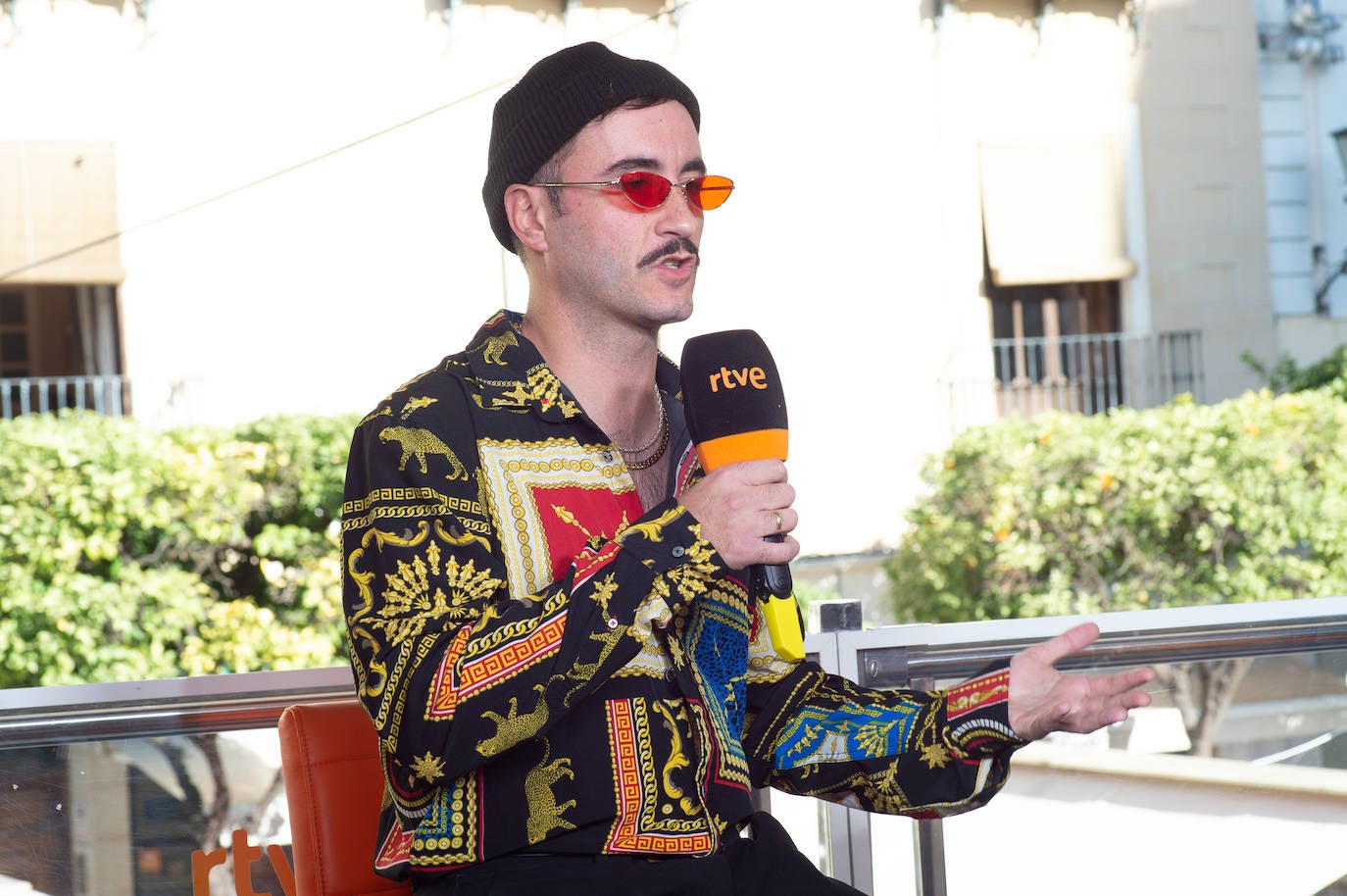 Fotos: Varry Brava pasa por el autobús de &#039;La Gran Consulta&#039; de RTVE que paró este jueves en Murcia