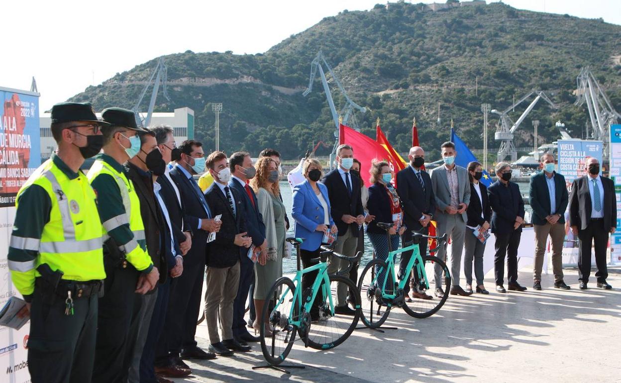 Organizadores, patrocinadores e instituciones asisten a la presentación de la Vuelta a la Región de Murcia celebrada en el Puerto de Cartagena.