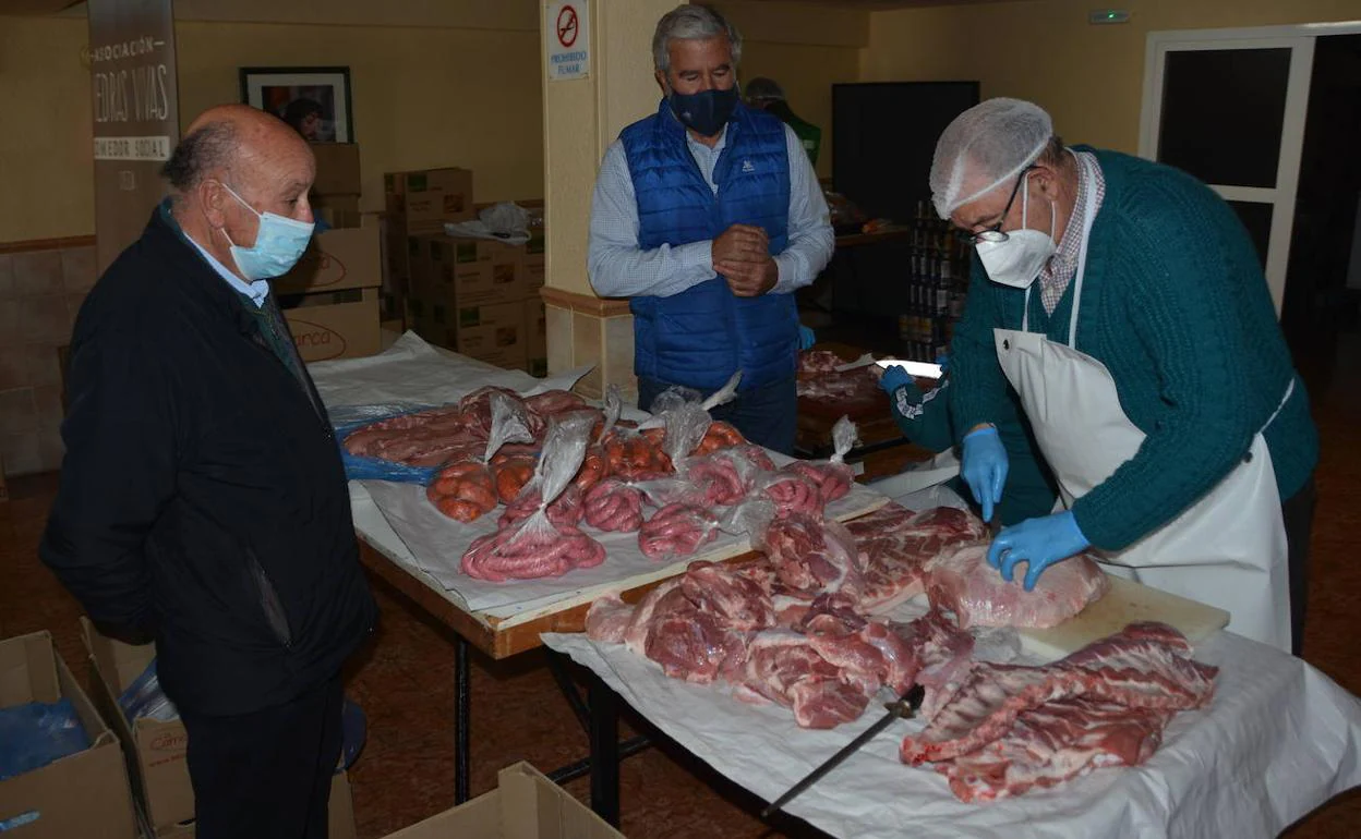 Ganaderos de Fecoam donan 200 kilos de carne al comedor social de Cieza.