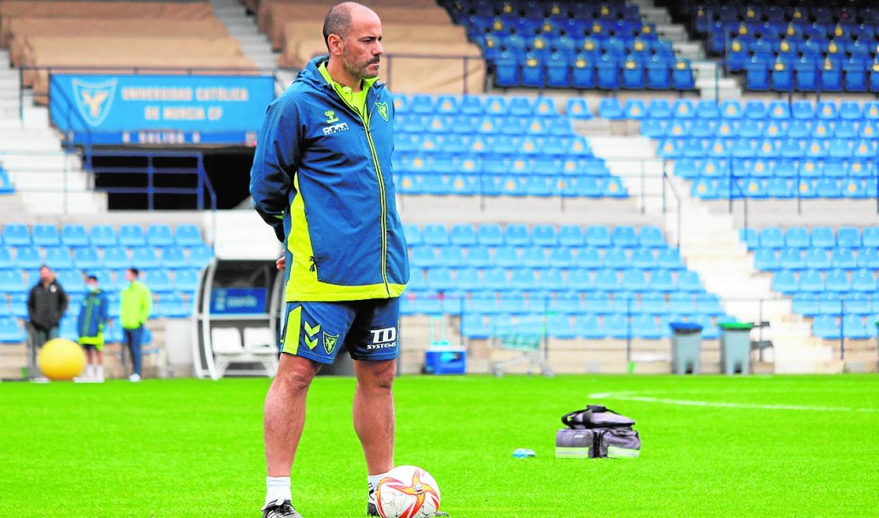 Salva Ballesta, atento a la evolución de sus jugadores en un entrenamiento del UCAM, esta temporada. 