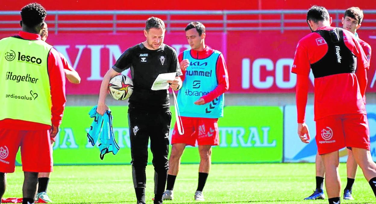 Mario Simón dirige un entrenamienro del Real Murcia, esta semana. 