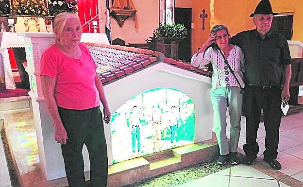 Imagen principal - Arriba, la iglesia donde fueron enterrados Rutilio Grande, Manuel Solorzano y Nelson Rutilio Lemus. Junto a la tumba, tres supervivientes que sufrieron torturas. A la izquierda, estampa conmemorativa de la beatificación; y, a la derecha, lugar donde fueron asesinados niños y niñas en El Mozote, incluidos bebés.