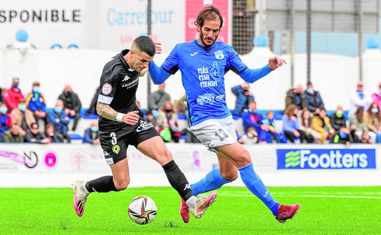 Álex Martínez, del Hércules, perseguido por Fran Moreno, del Mar Menor, ayer en el Pitín.