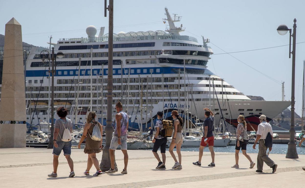 Un grupo de turistas que acaba de desembarcar en el puerto de Cartagena, en una fotografía de archivo.