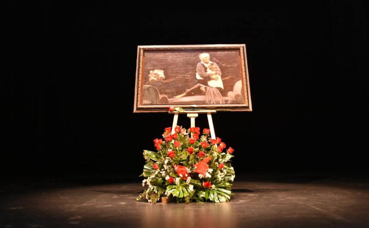 Óleo en el escenario del Teatro Guerra como homenaje a Margarita Lozano. 
