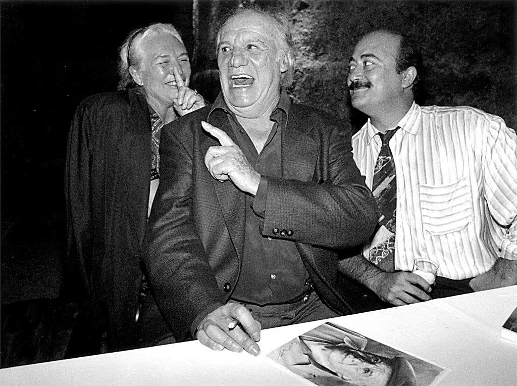 Bromeando junto a Francisco Rabal en una imagen rescatada durante un homenaje al actor. 2001