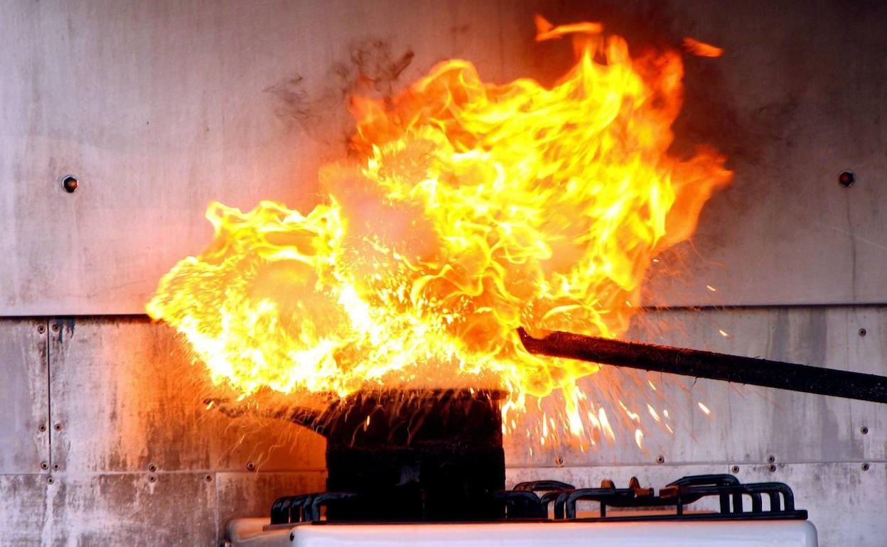 Imagen de una cazuela ardiendo en una cocina.