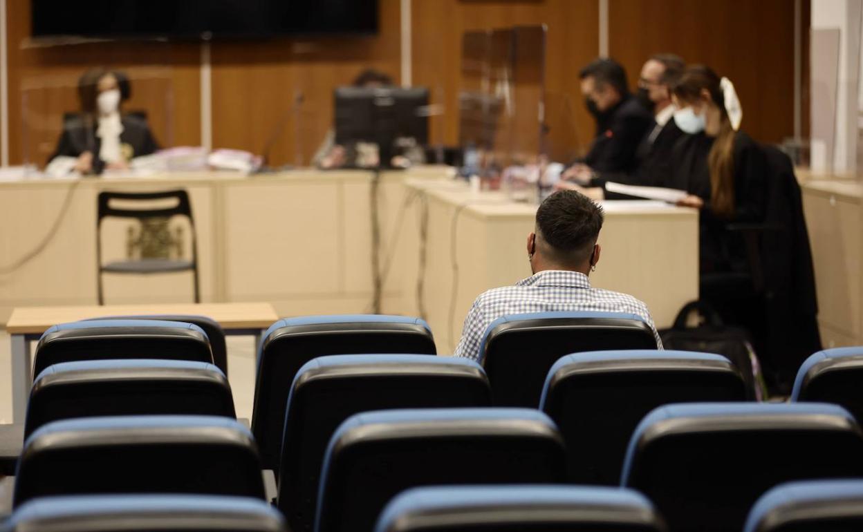 José María López Pérez, exconcursante del programa de televisión 'Gran Hermano Revolution', sentado en el banquillo de los acusados por un presunto delito de abusos sexuales. 