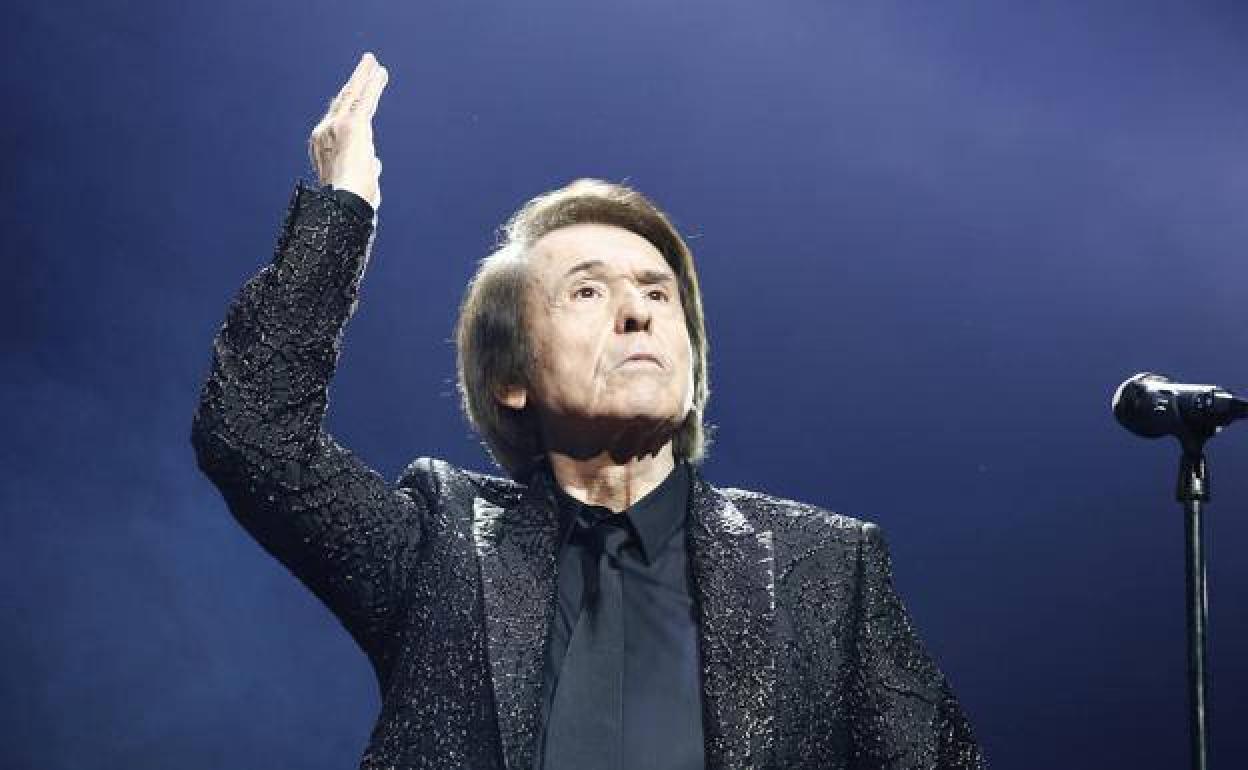 Imagen de archivo de Raphael durante un concierto.