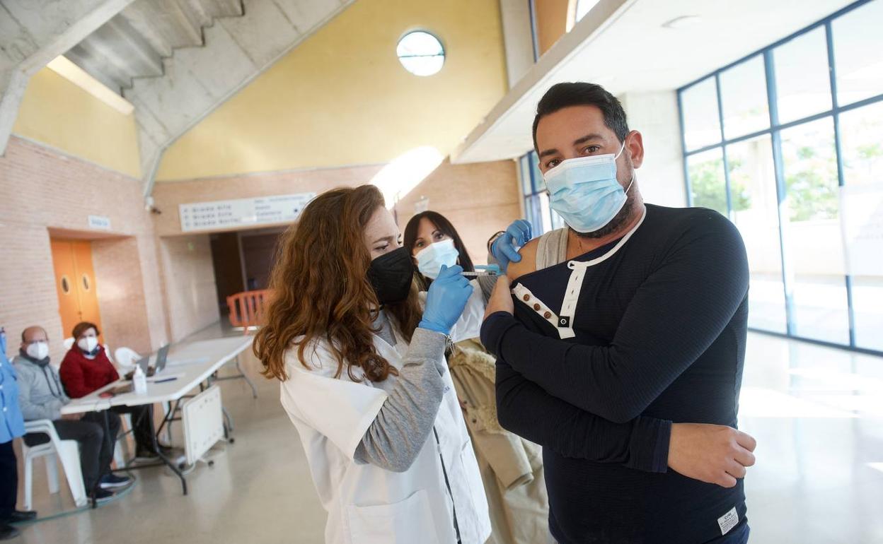 Un joven recibe una vacuna en una imagen de archivo. 