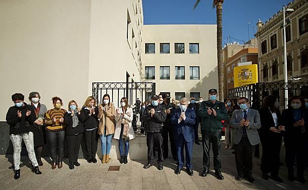 Minuto de silencio en la Delegación del Gobierno, en Murcia.
