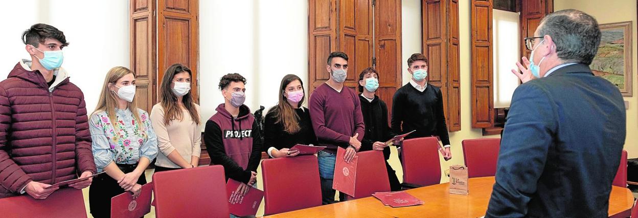 Los ocho estudiantes argentinos con antepasados murcianos, ayer en la Convalecencia, sede del Rectorado. 