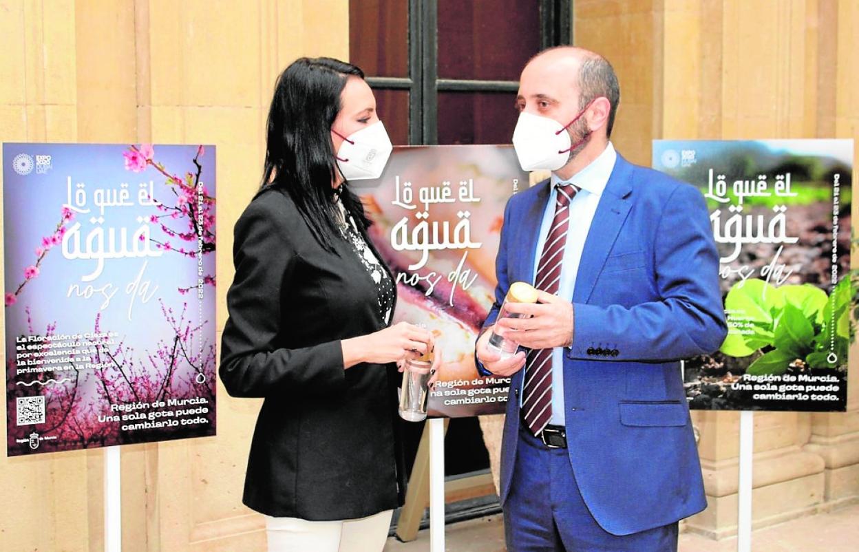 Valle Miguélez, acompañada por el director del Info, Joaquín Gómez, durante la presentación. 