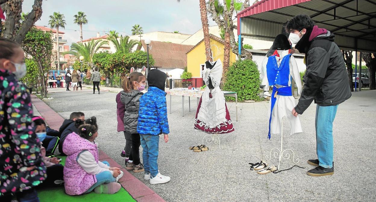 Unos niños atienden la explicación sobre la vestimenta tradicional de los huertanos, en una de las actividades programadas.
