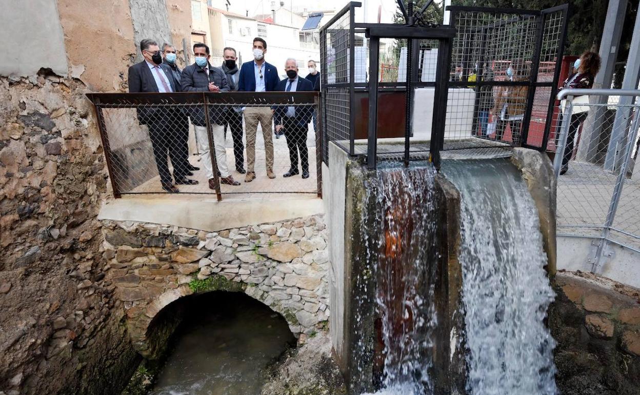 El alcalde de Murcia visita a la acequia de Churra la Vieja, este miércoles.