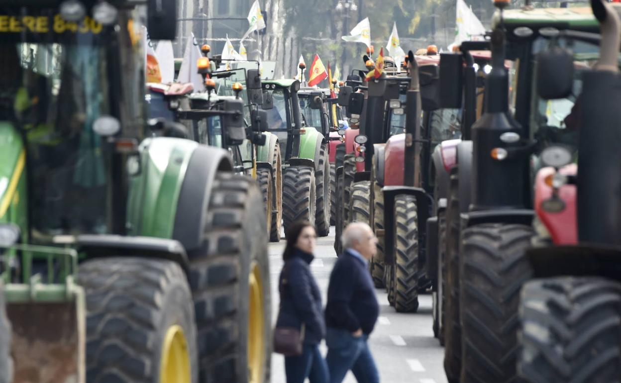Tractores en el centro de Murcia en la anterior manifestación de febrero de 2020. 