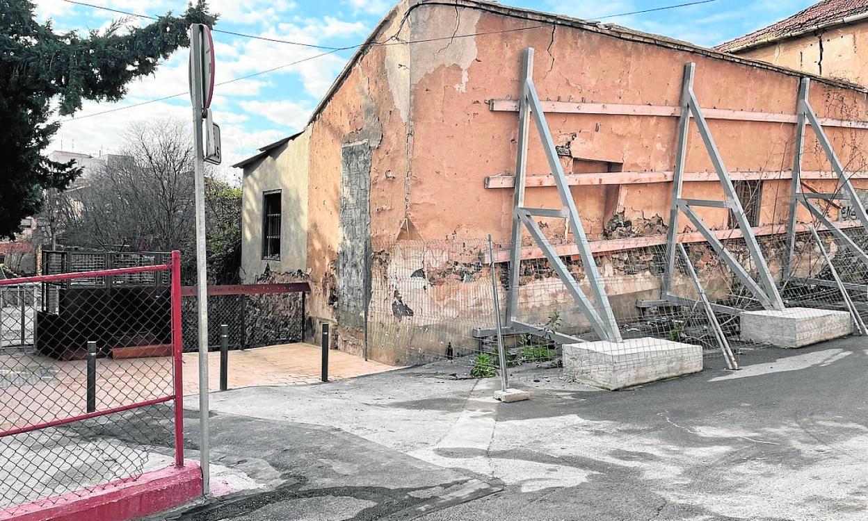 Imagen de uno de los muros laterales del molino, apuntalado, junto a la entrada a la nueva senda verde. 