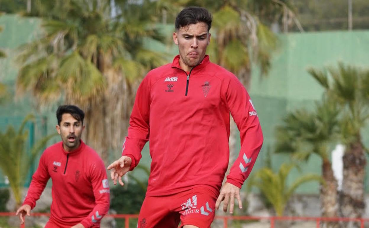 Manu Pedreño, en el entrenamiento que llevó a cabo el Real Murcia en Ceutí, ayer; detrás, Javi Saura. 