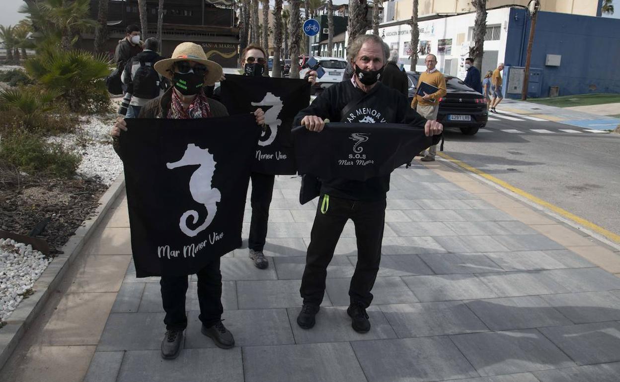 Un grupo de ecologistas, este viernes, frente a la sede del Instituto Oceanográfico Español en San Pedro del Pinatar.