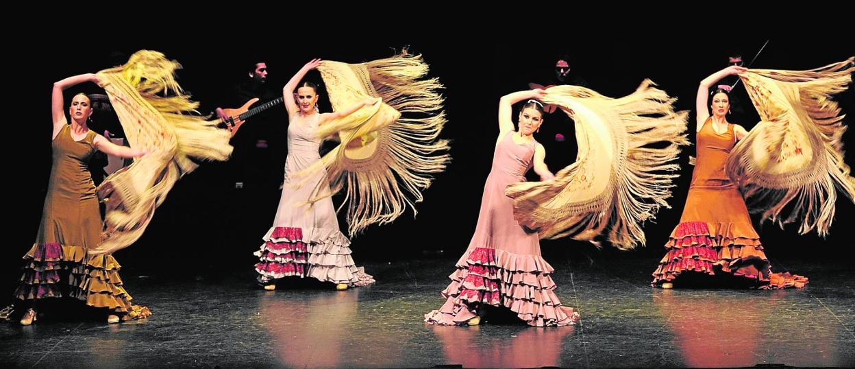 Israel FernándezIntegrantes de la Compañía Murciana de Danza ensayando para el estreno de 'Sentir'. 
