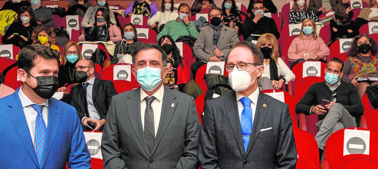 Díaz Manzanera (d), junto al alcalde Serrano y al director de los Servicios Jurídicos del Consistorio murciano, antes de la charla. 