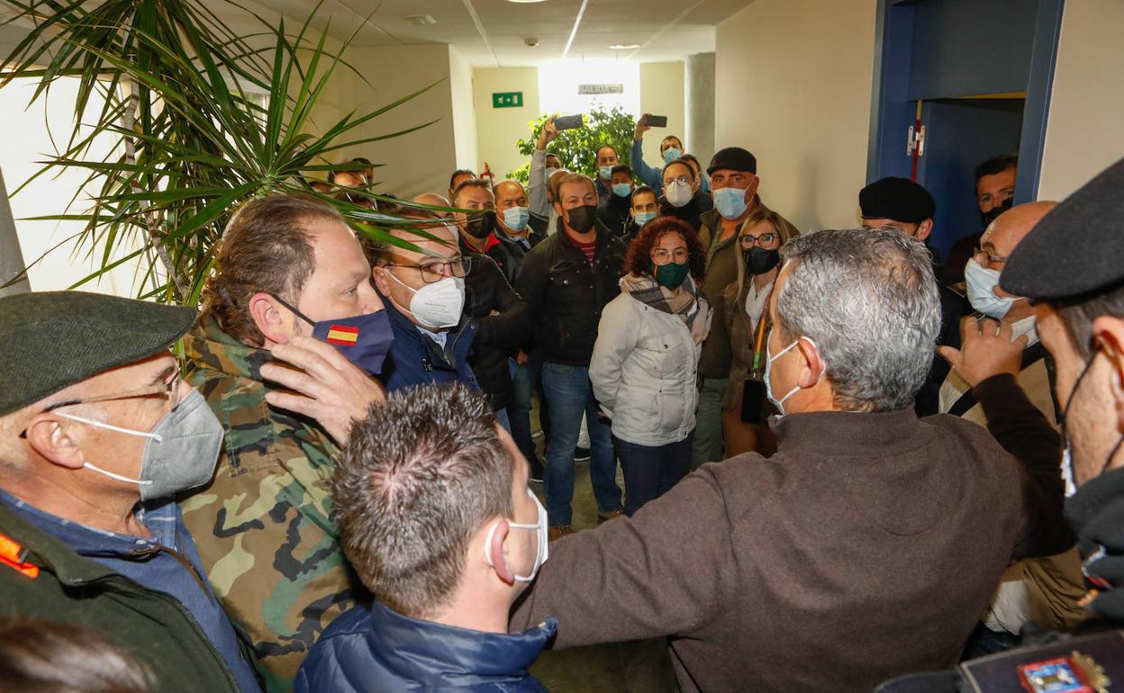 Manifestantes del sector ganadero asaltan el Centro de Desarrollo Local de Lorca, en una foto de la semana pasada.
