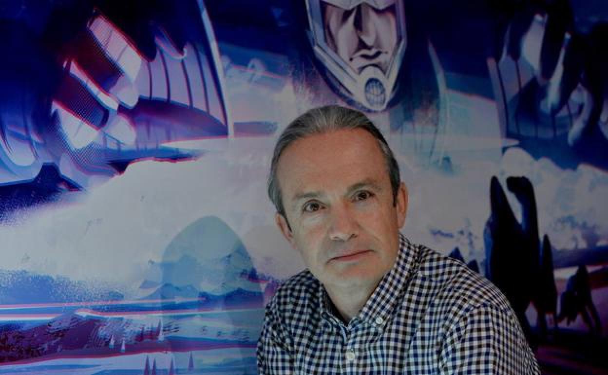 Amante de los libros. El científico, poeta y divulgador Carlos Briones, hace unos días en la Biblioteca Regional.