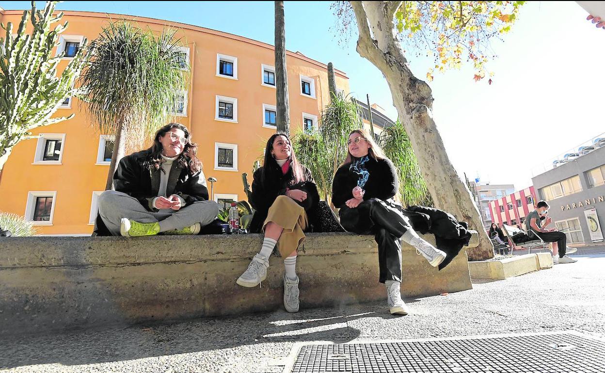 Tres estudiantes de la Universidad de Murcia, en el campus de La Merced, la pasada semana.