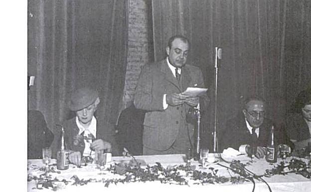 Imagen principal - Herminia Peñaranda, el escritor, periodista y dramaturgo argentino Leónidas Barletta y Jacinto Grau, autor de 'El señor de Pigmalión' (1921), en una imagen de 1939. | El gran dramaturgo argentino Julio Imbert y su esposa, junto a Jacinto Grau y Herminia Peñaranda, que formaban una de las parejas del teatro más reconocidas. | 'Autobiografía de herminia peñaranda, actriz'. Autores: Antonio López Meseguer y Francisco Torres Monreal. Editum, 2022.