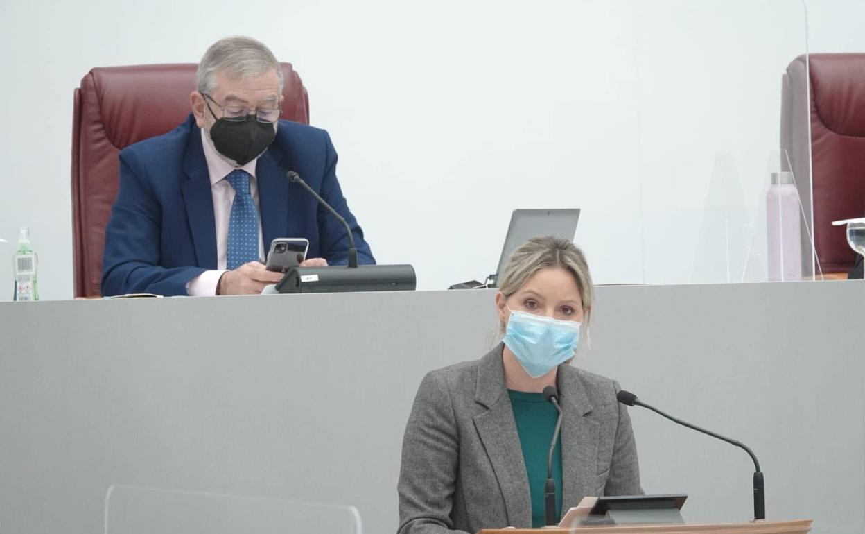 Ana Martínez Vidal, junto a Alberto Castillo, en la Asamblea Regional.