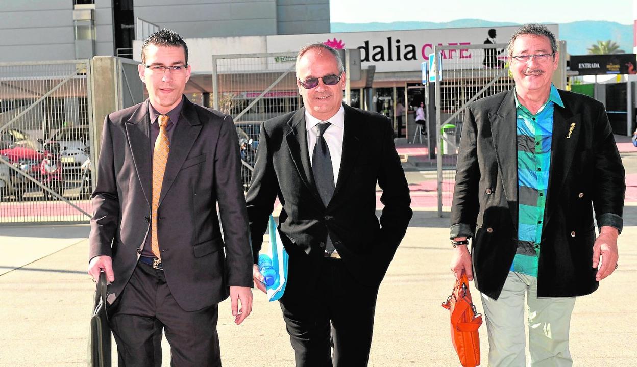 El arquitecto Joaquín Peñalver, en el centro, escoltado de camino al juzgado por los penalistas José y Raúl Pardo Geijo. 