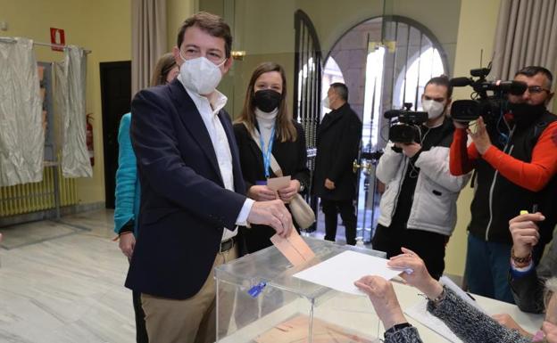 El candidato del PP a la Presidencia de la Junta de Castilla y León, Alfonso Fernández Mañueco, ejerce su derecho al voto.