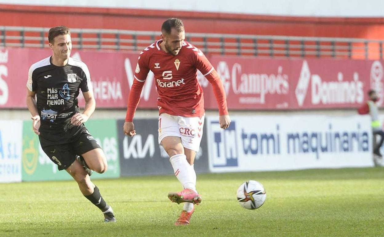 Santi Jara realiza un pase ante Morros.
