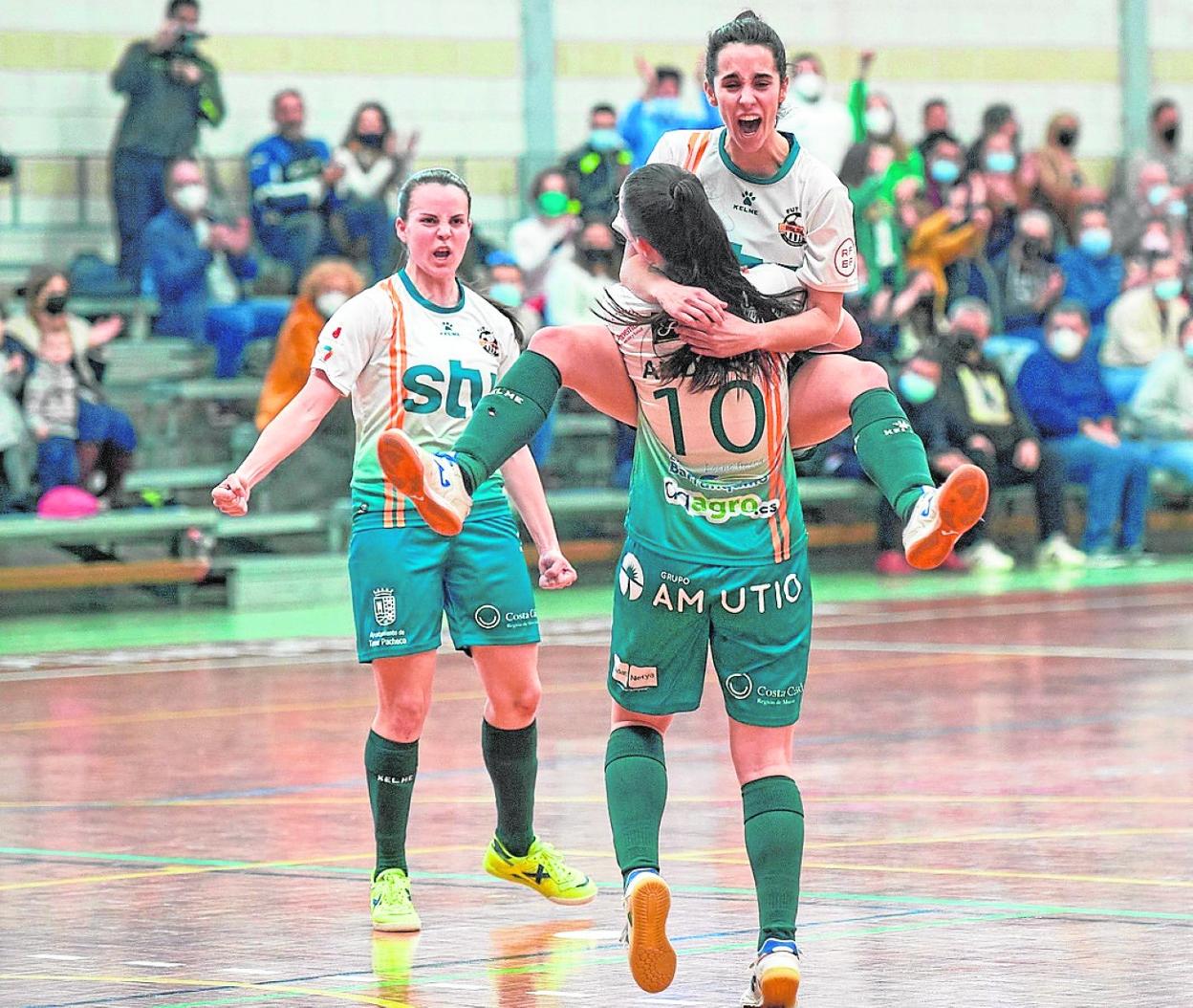 Andrea y Laura se abrazan tras uno de los dos goles anotados ayer por la segunda. 