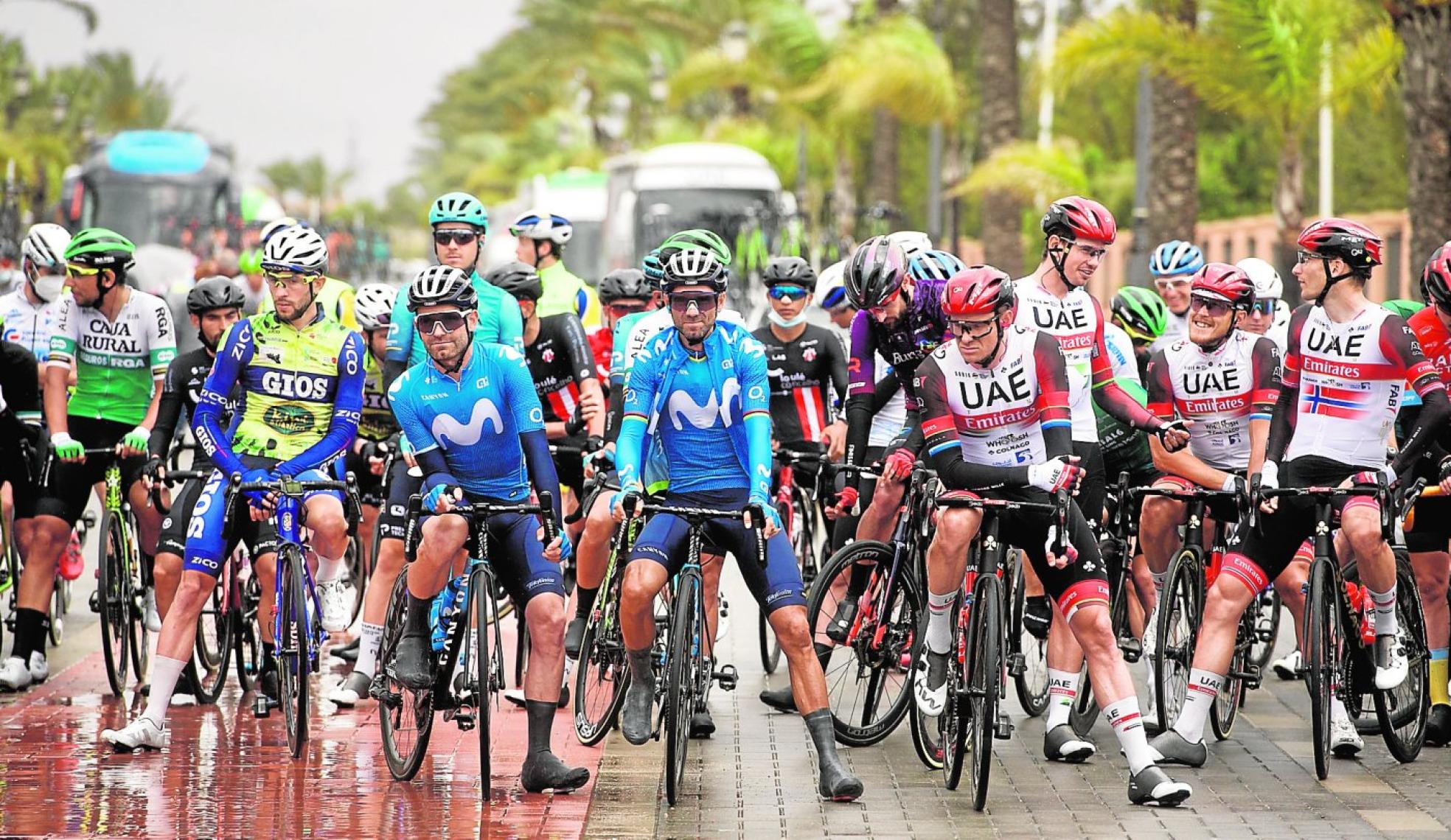 Alejandro Valverde, en el centro de la imagen, antes de tomar la salida en la Vuelta a la Región de 2021. 