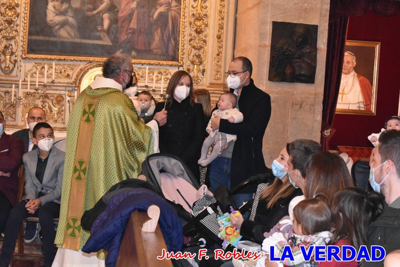 Una treintena de niños participaron el pasado domingo en la ceremonia de bendición y presentación de los recién nacidos a la Vera Cruz celebrada en la basílica