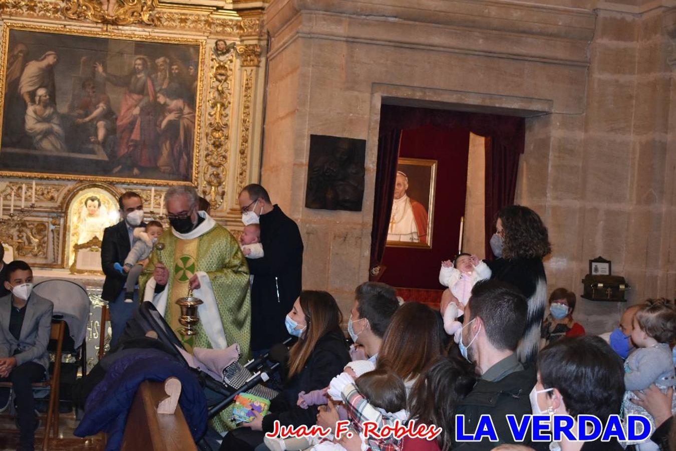 Una treintena de niños participaron el pasado domingo en la ceremonia de bendición y presentación de los recién nacidos a la Vera Cruz celebrada en la basílica