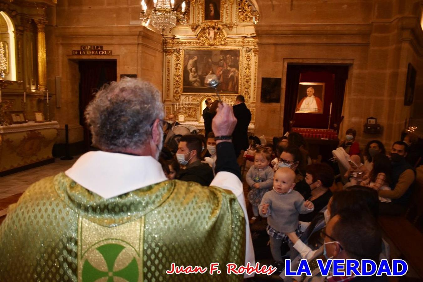 Una treintena de niños participaron el pasado domingo en la ceremonia de bendición y presentación de los recién nacidos a la Vera Cruz celebrada en la basílica