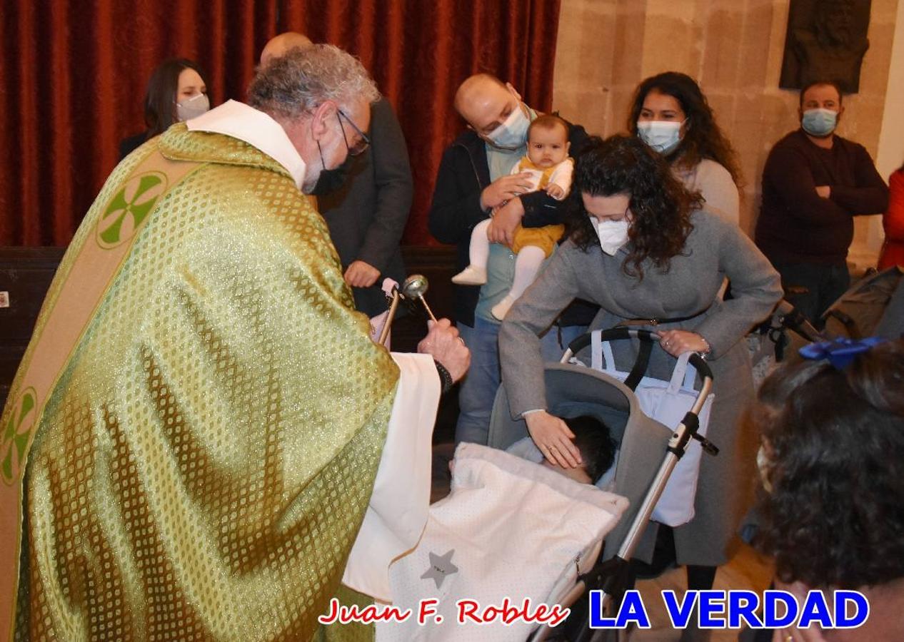 Una treintena de niños participaron el pasado domingo en la ceremonia de bendición y presentación de los recién nacidos a la Vera Cruz celebrada en la basílica