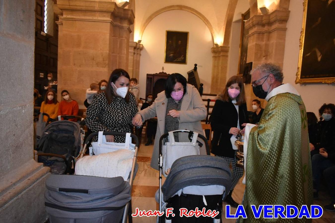 Una treintena de niños participaron el pasado domingo en la ceremonia de bendición y presentación de los recién nacidos a la Vera Cruz celebrada en la basílica