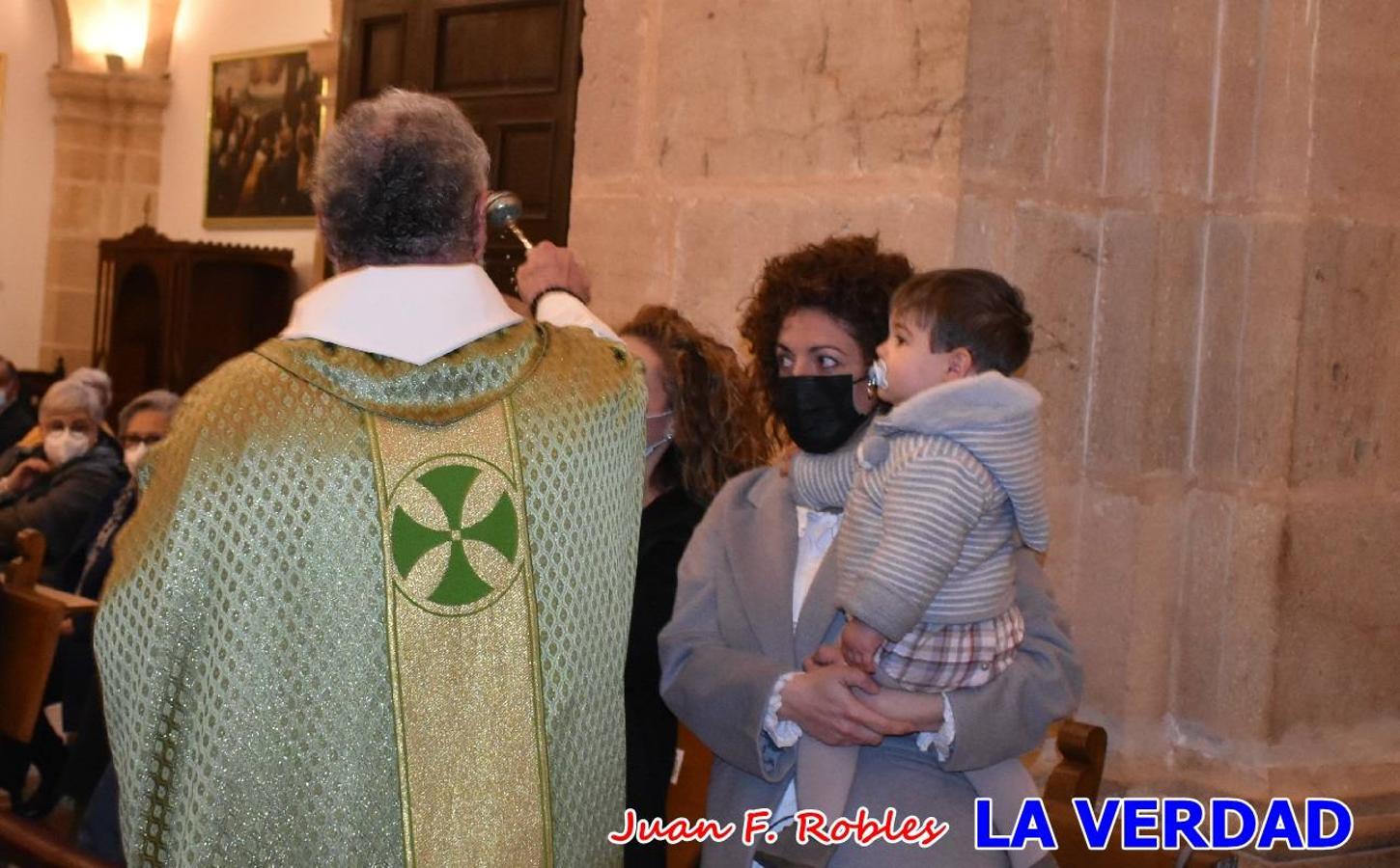 Una treintena de niños participaron el pasado domingo en la ceremonia de bendición y presentación de los recién nacidos a la Vera Cruz celebrada en la basílica