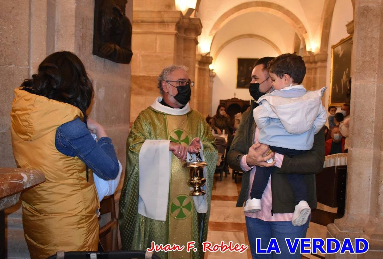 Una treintena de niños participaron el pasado domingo en la ceremonia de bendición y presentación de los recién nacidos a la Vera Cruz celebrada en la basílica