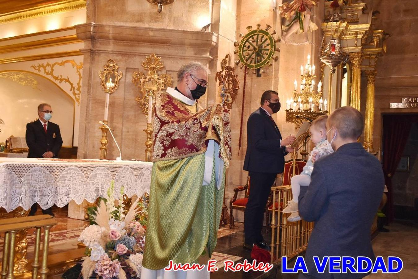 Una treintena de niños participaron el pasado domingo en la ceremonia de bendición y presentación de los recién nacidos a la Vera Cruz celebrada en la basílica