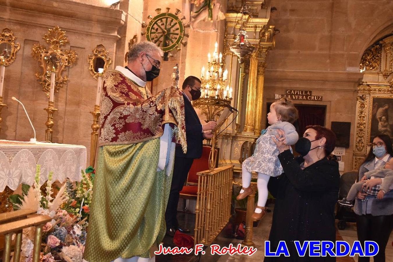 Una treintena de niños participaron el pasado domingo en la ceremonia de bendición y presentación de los recién nacidos a la Vera Cruz celebrada en la basílica